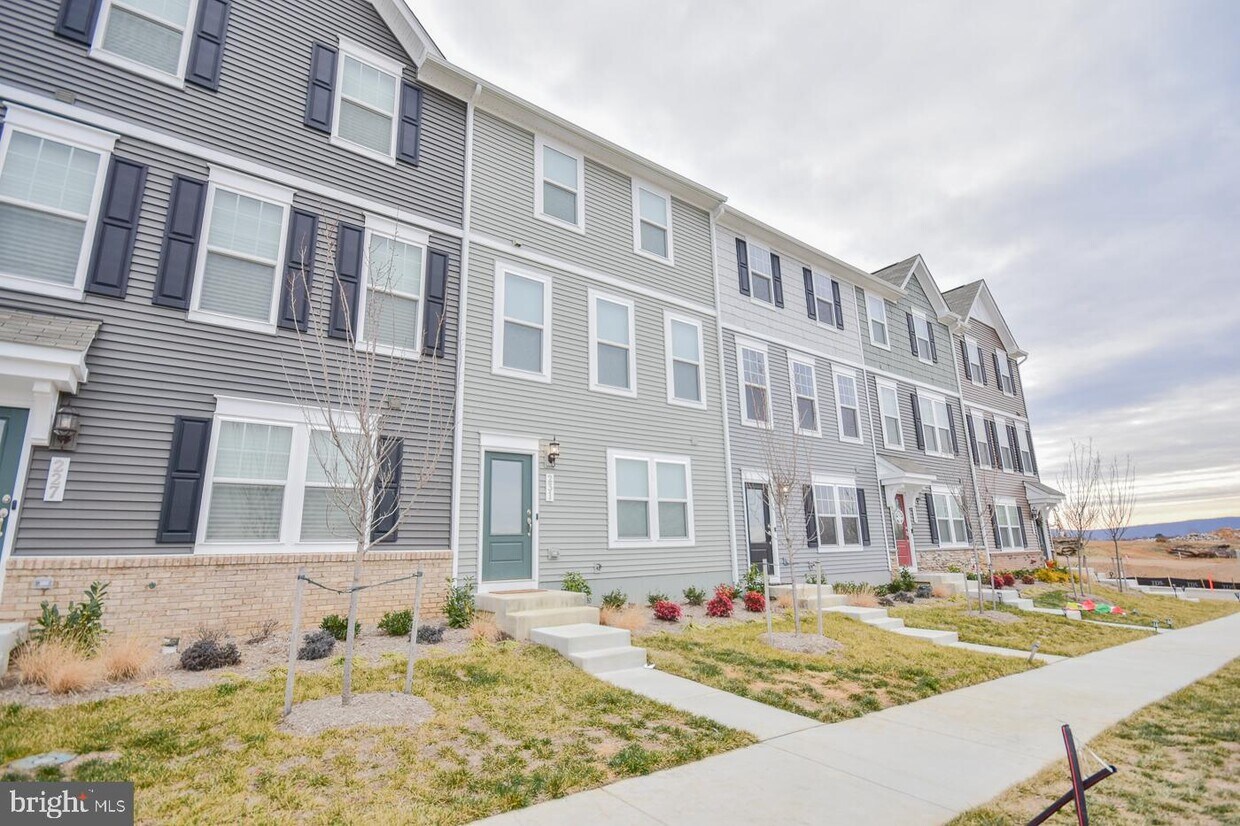 14 National St, Ranson, WV 25438 Townhouse for Rent in Ranson, WV