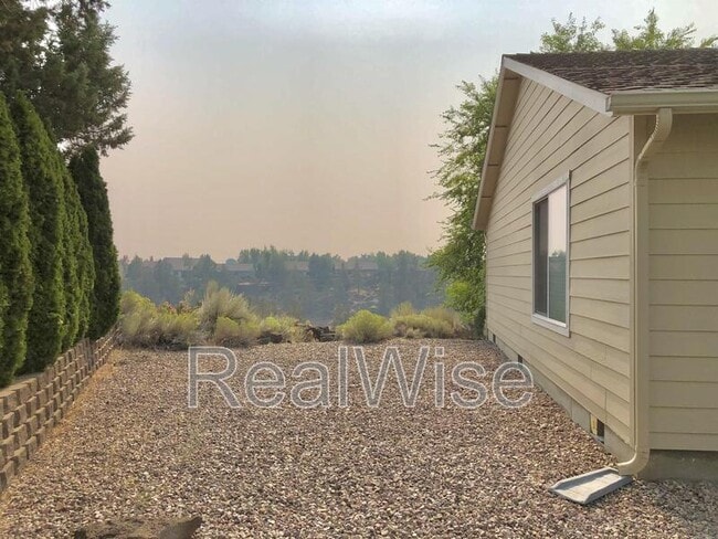 Building Photo - 2131 NW Canyon Ct