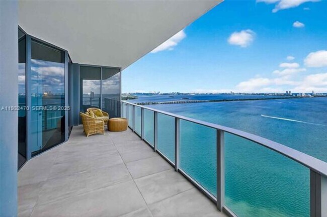 Foto del edificio - 700 NE 24th St