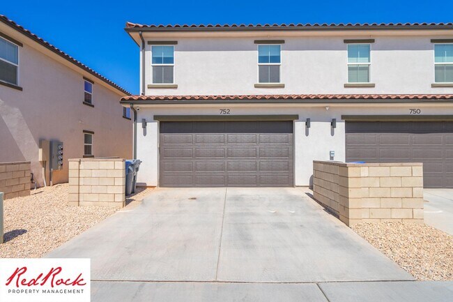 Building Photo - 3 Bedroom Townhome Located in Desert Color...