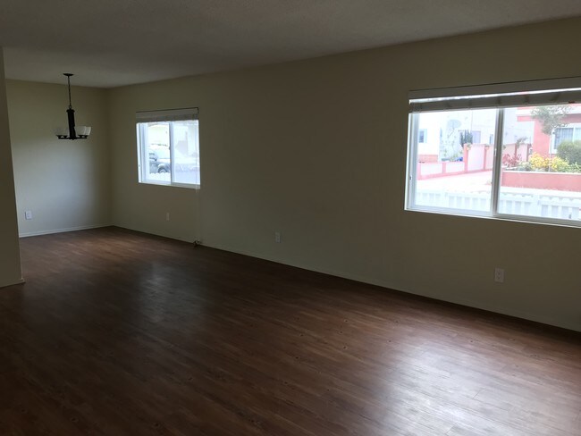 Plenty of natural light - 2016 Ruhland Ave
