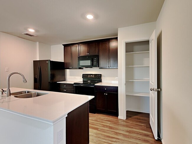 Building Photo - 1108 Skyline Dr