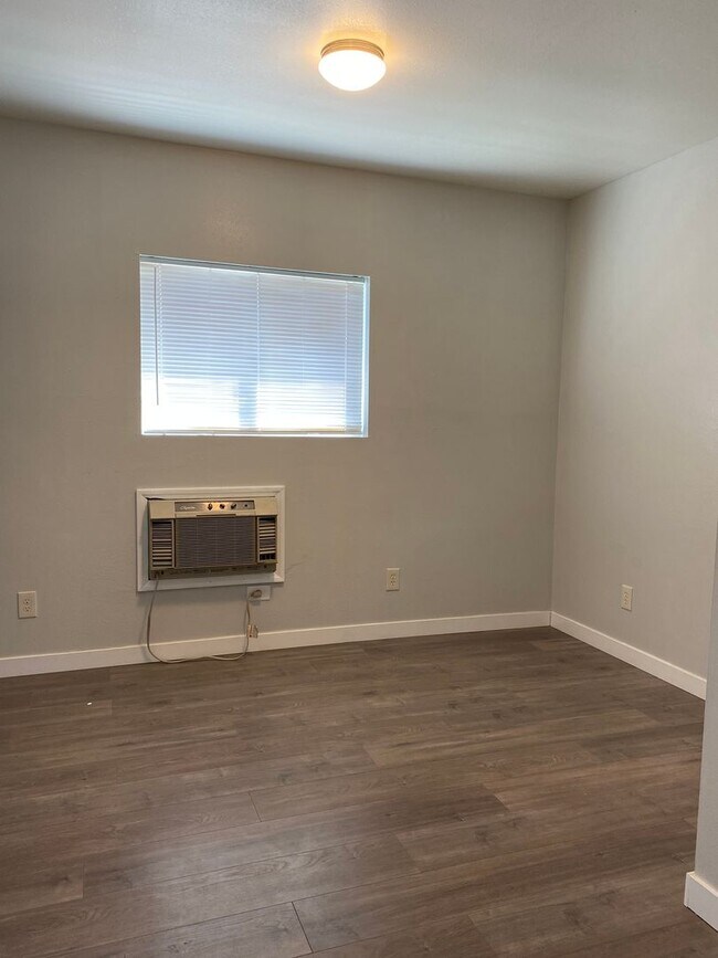 Building Photo - Newly Remodeled 2 Bedroom, 2 Bathroom Unit...