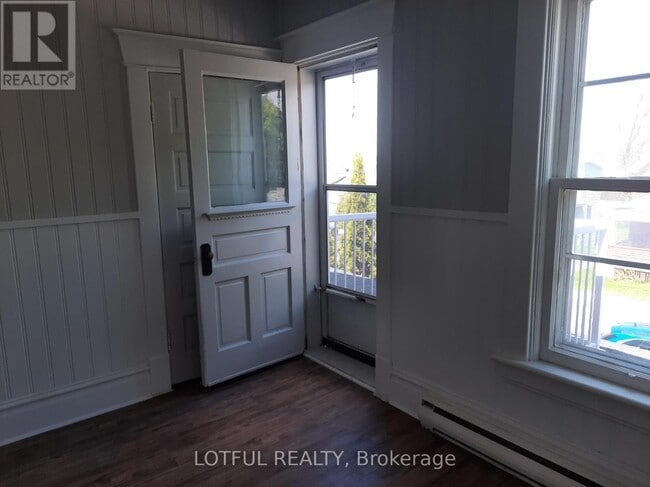 Photo du bâtiment - 2 Montgomery Pl