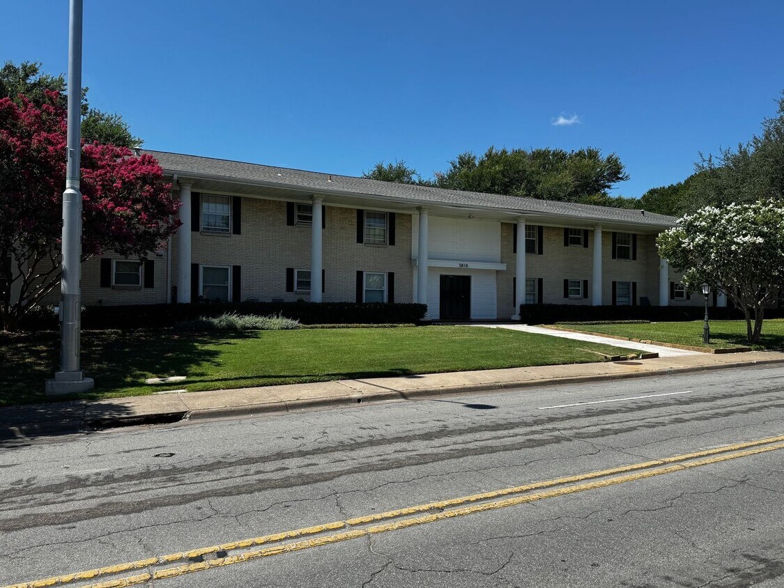 Foto principal - Cozy 2 bedroom 2 bath corner unit