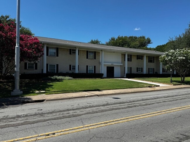 Cozy 2 bedroom 2 bath corner unit - Cozy 2 bedroom 2 bath corner unit House