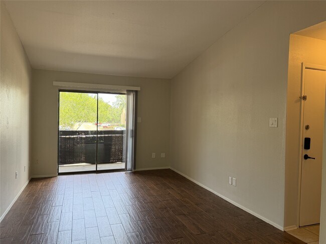 Foto del edificio - 3300 Pebblebrook Dr