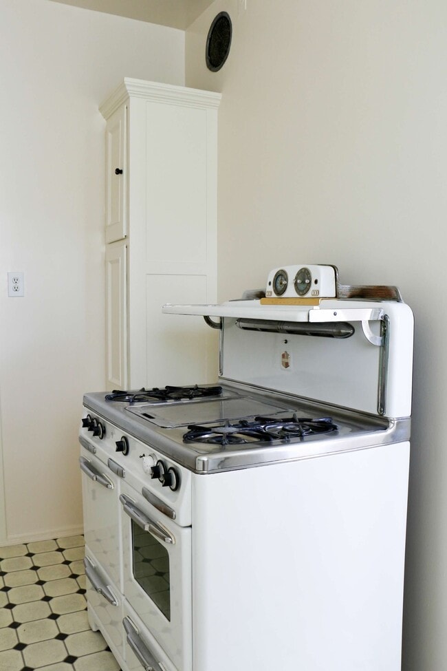 Vintage Stove - 613 S Burnside Ave