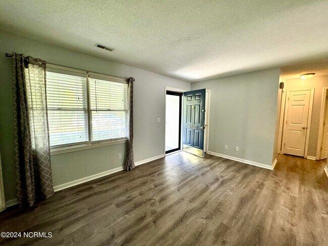 Foto del edificio - 4825 Long Branch Dr