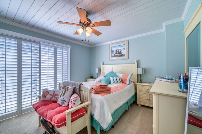 Building Photo - PET-FRIENDLY OFF-SEASON MONTHLY RENTAL AVAILABLE NOW