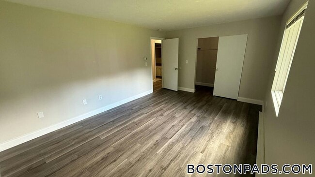 Foto del edificio - 310 Thompson Rd