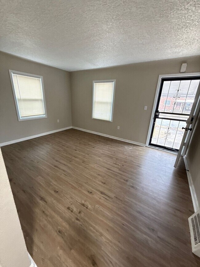 Foto del edificio - Renovated 3-Bedroom Home – We Welcome Sect...