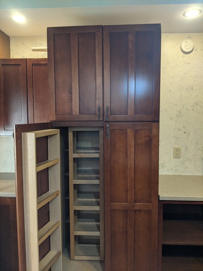 Fantastic Kraft Maid kitchen cabinets! - 743 South St