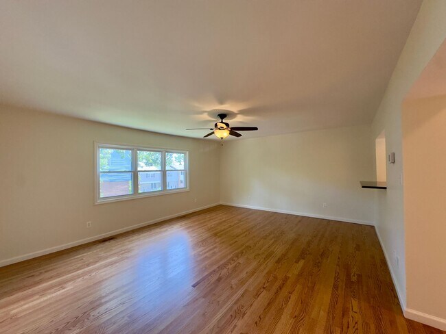 Foto del edificio - Charming 3 Bedroom/2 Bathroom Townhome in ...