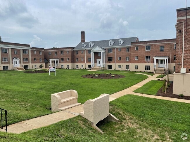 Building Photo - Gardens at Grandin