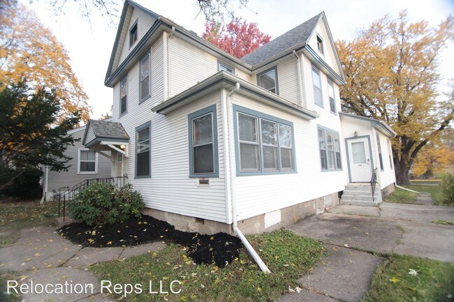 Building Photo - 3 br, 1.5 bath House - 240 W. 31st St.