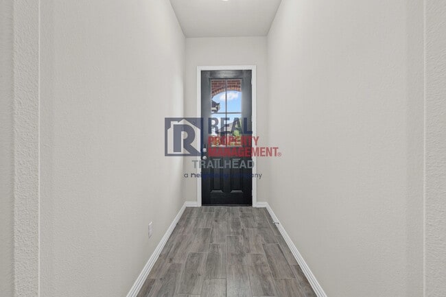 Building Photo - Stunning 4-Bed, 2-Bath Home in a Great Loc...