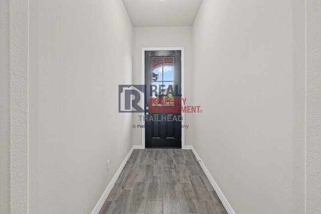 Foto del edificio - Stunning 4-Bed, 2-Bath Home in a Great Loc...