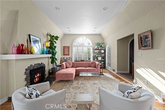 Foto del edificio - 1630 Warnall Ave