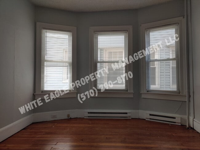 Building Photo - 915 W Elm St