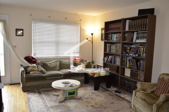 Building Photo - Large Townhome in Brighton, In-Unit Washer...