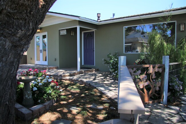 Building Photo - 125 Palomar Ave