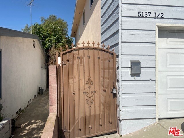 Primary Photo - 5137-5137 1/2 Reynier Ave