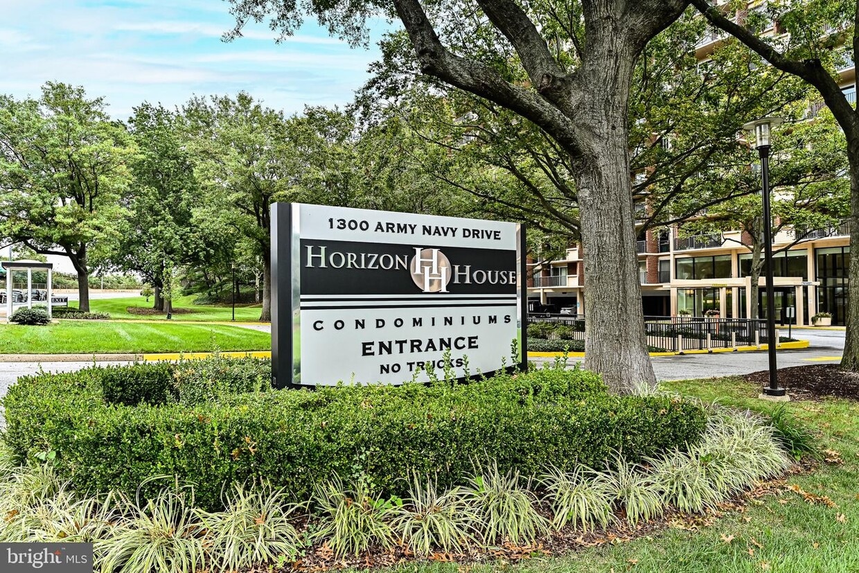 1300 Army Navy Dr Unit 425, Arlington, VA 22202 Room for Rent in