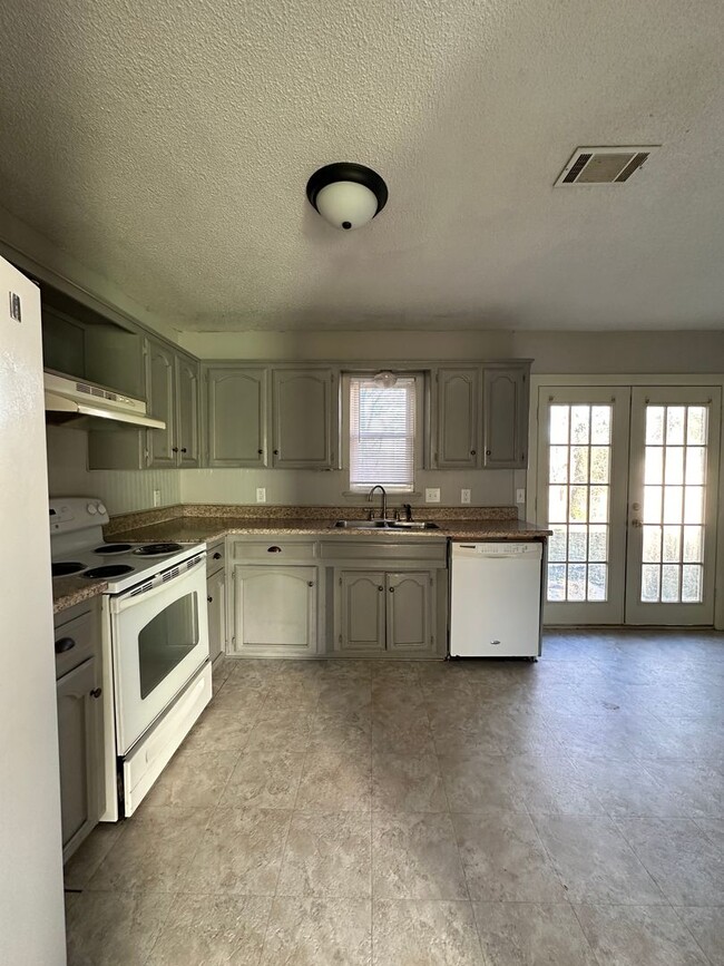Building Photo - $1200 move-in special
