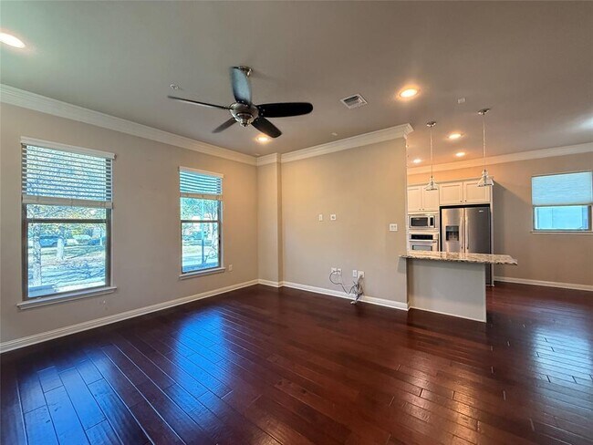 Foto del edificio - 2021 Simond Ave