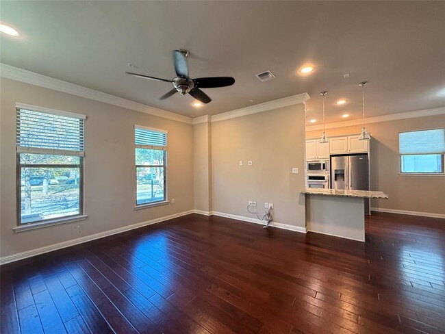 Building Photo - 2021 Simond Ave