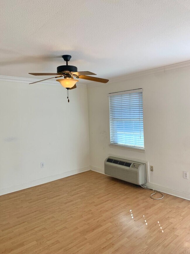 Foto del edificio - Move in ready for fall semester... free rent!