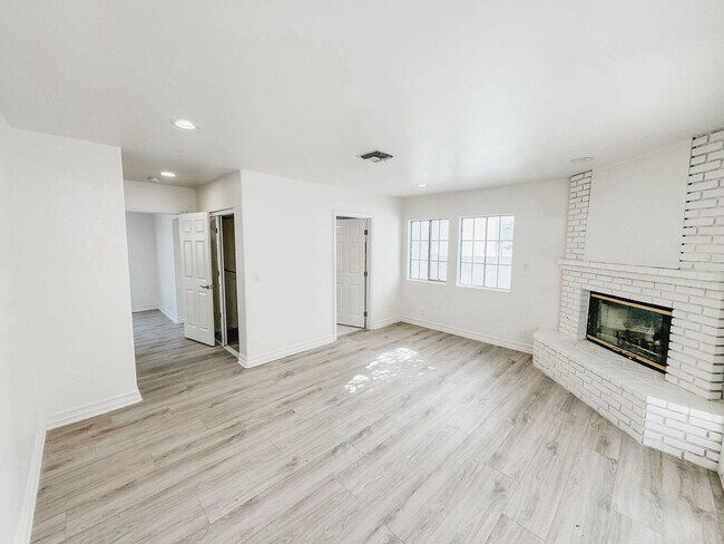 Foto del edificio - Beautifully Remodeled 4 Bed, 3.5 Bath Home...