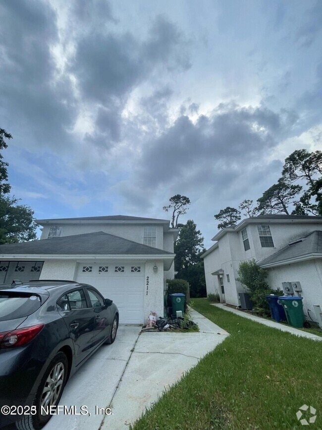 Building Photo - 2211 Rosewood Dr