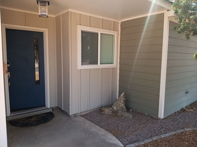 Building Photo - Stunning 4 bedroom, 2 bathroom home! Showings available NOW!