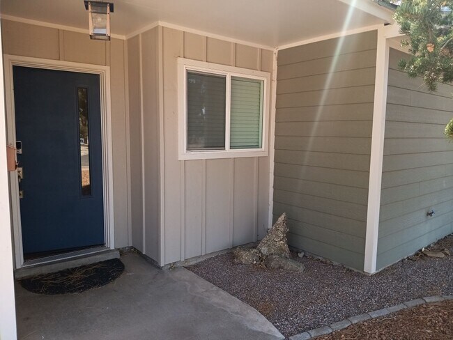 Foto del edificio - Stunning 4 bedroom, 2 bathroom home! Showings available NOW!