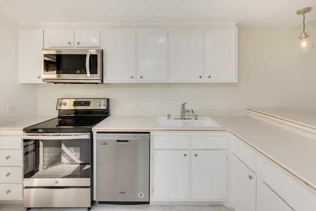 Building Photo - 4265 Marina City Dr
