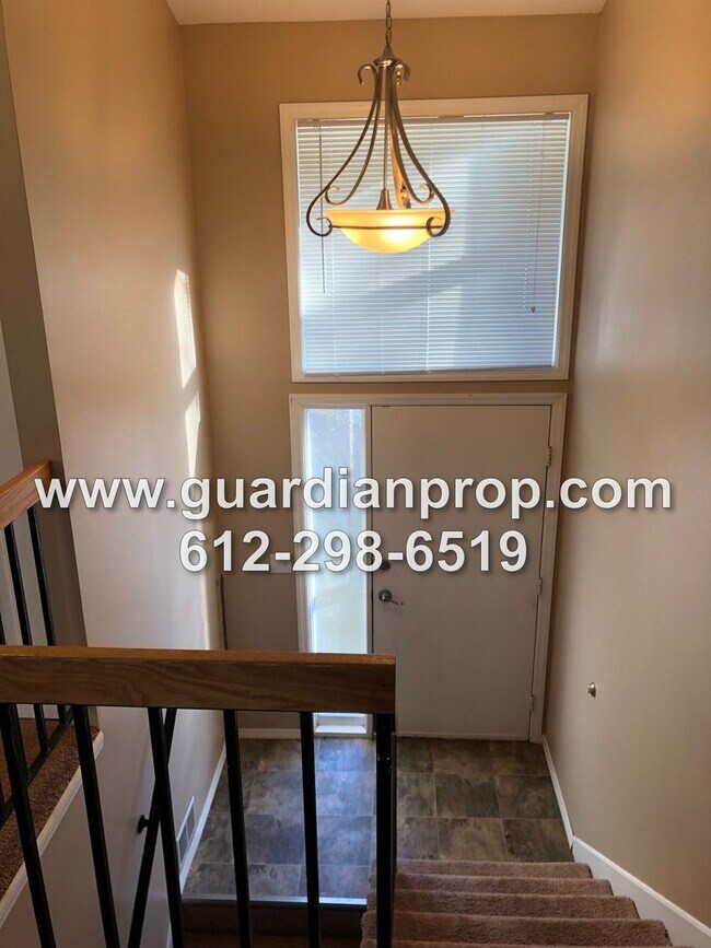 Foto del edificio - End Unit Townhouse Available August 1, Vau...