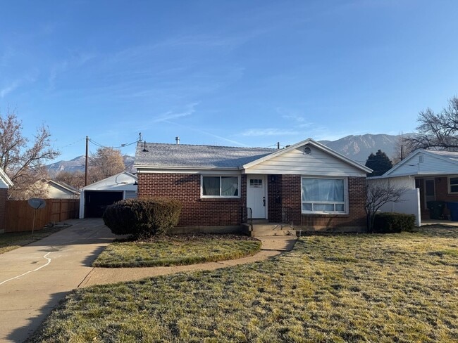 Building Photo - Beautifully remodeled apartment