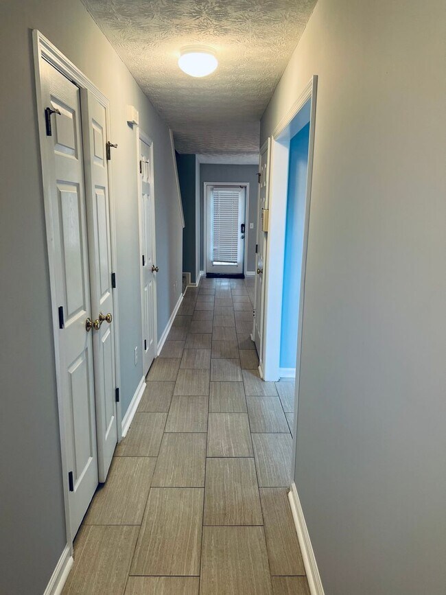 Foto del edificio - Donahue Crossing Condos, Unit 403