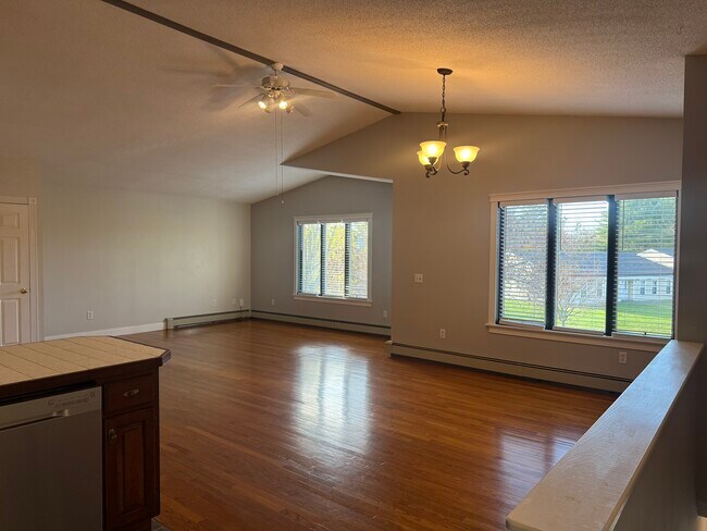 Sala de estar/comedor - 35 Husson Ave