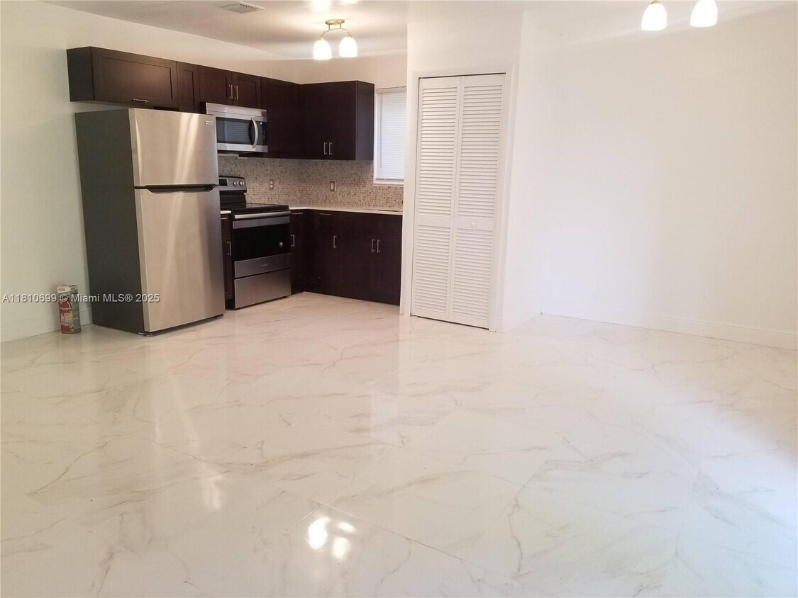 Foto del edificio - 5641 NW 15th St