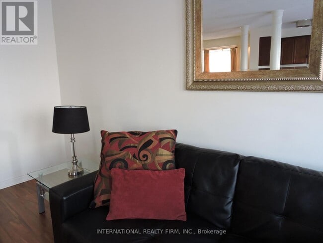 Photo du bâtiment - 2453 Baintree Crescent