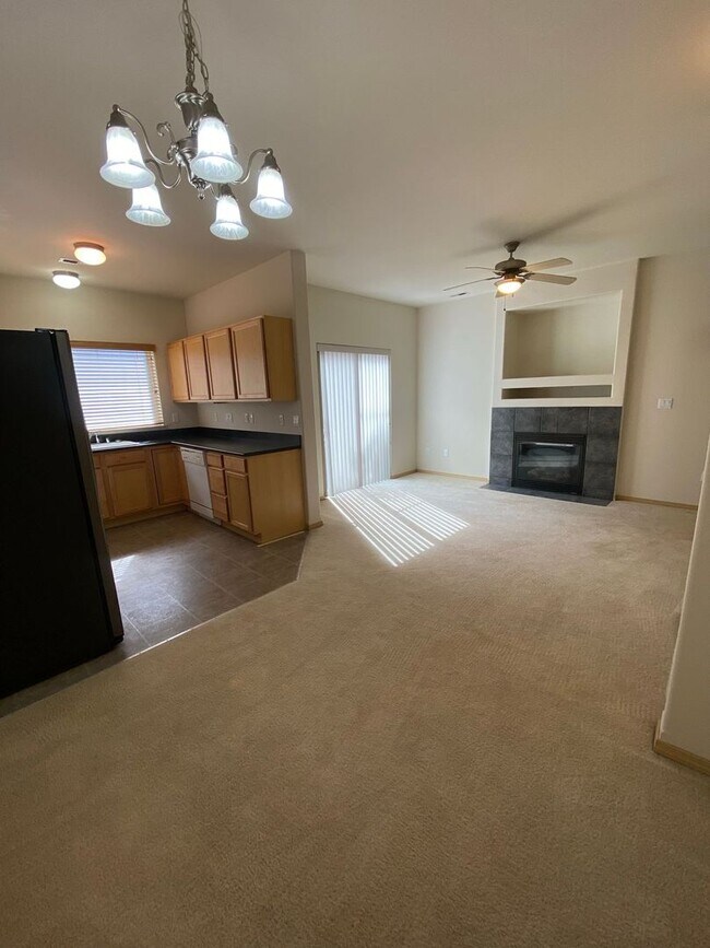 Foto del edificio - No Mower Needed! Great Townhome In A Beautifully HOA Maintained Community