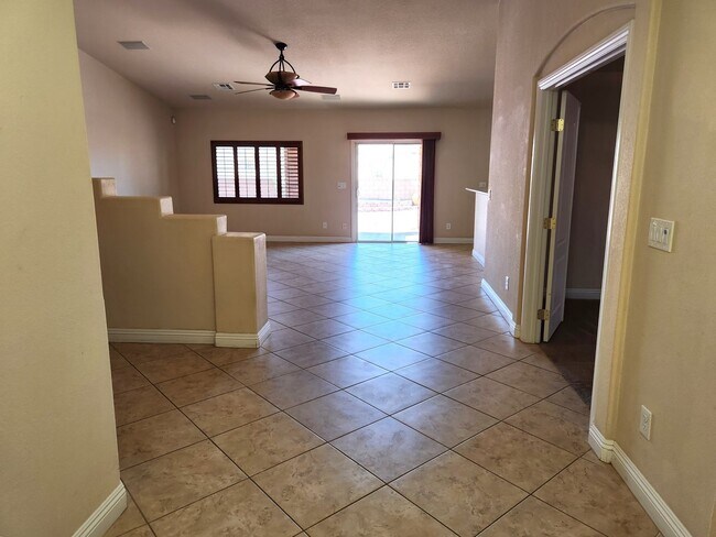 Building Photo - Large single story Home