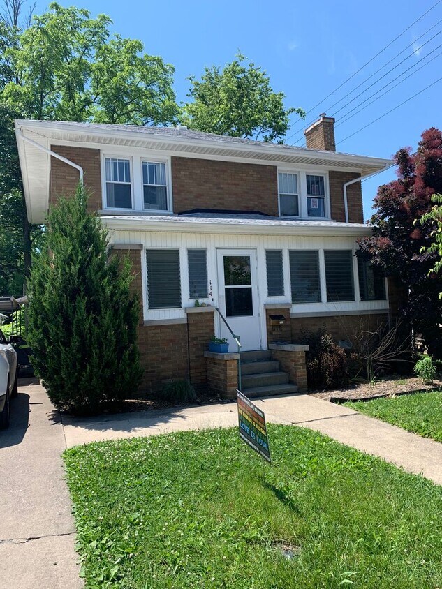 Primary Photo - 5 Bed, 2.5 Bath House ****AVAILABLE AUGUST...