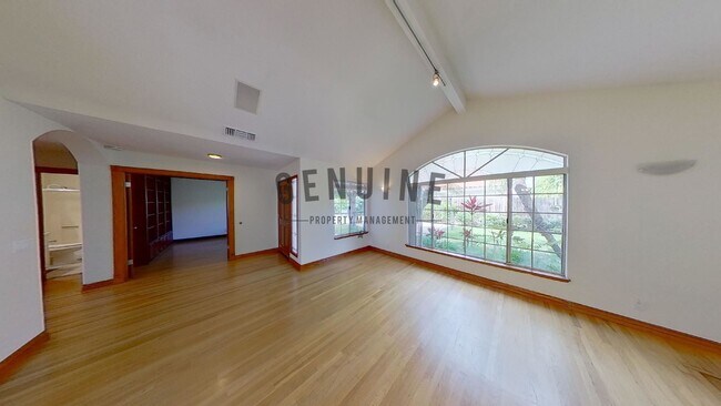 Foto del edificio - Coming Soon: 2 Story 4Bd 3Ba Eastside Costa Mesa Home