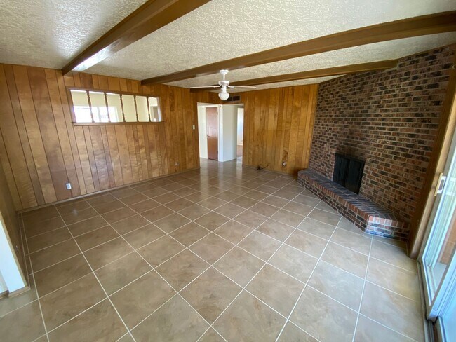 Foto del edificio - Northeast El Paso 3bed/2bath w/LOTS of liv...