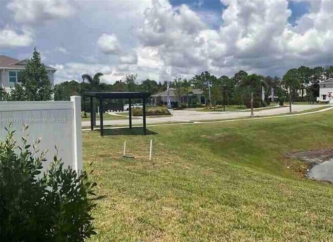 Foto del edificio - 551 Rivergrass St
