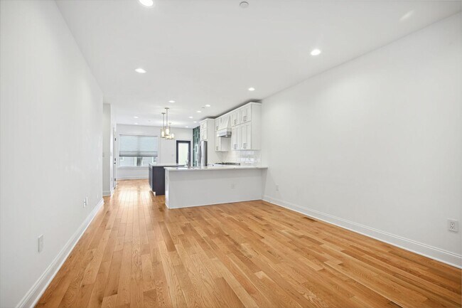 Foto del edificio - Stunning Contemporary Home Near Union Station with Secured Parking!